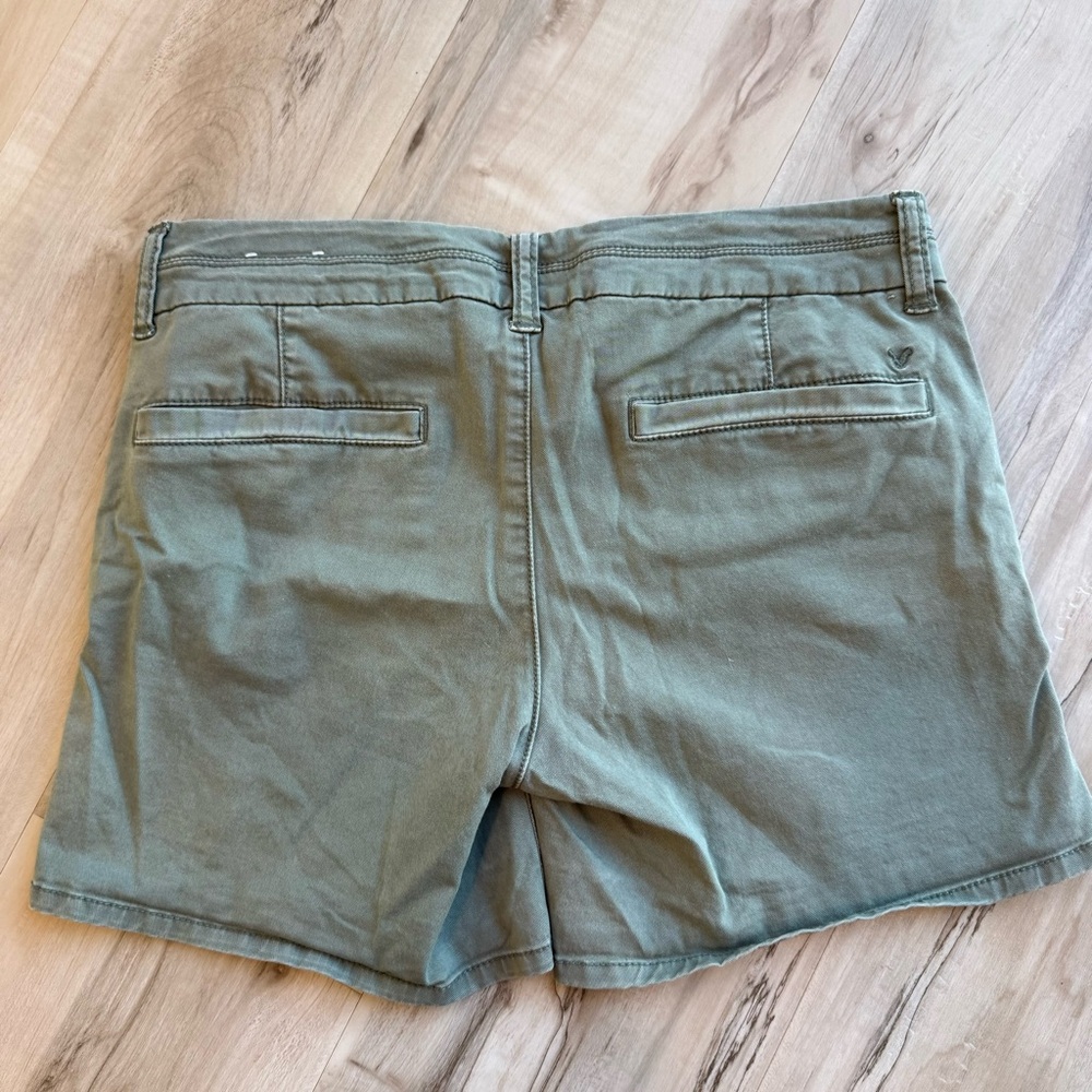 American Eagle Midi Green Khaki Shorts - Picture 4 of 4